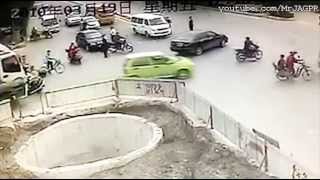 Scooter man ends up in big hole - Best Quality - No signs Scooter man ends up in big hole - Best Quality - No signs