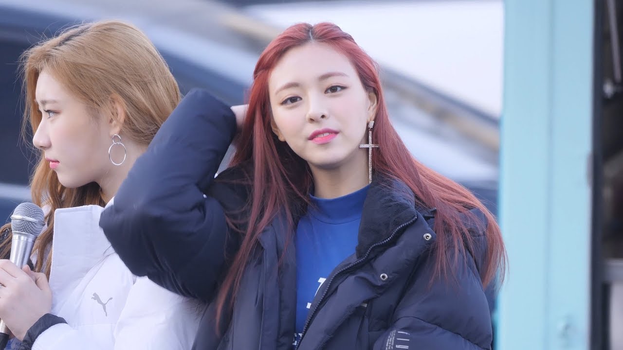 190309 있지 (ITZY) Q&A 플로어볼 선수출신 포즈취하는 [유나] YUNA 4K 직캠 Fancam (쇼! 음악중심 미니 팬미팅) by Mera