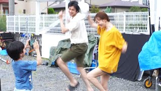 山田裕貴＆松本まりか、子役の前で奇妙なダンス？　映画「夜、鳥たちが啼く」メーキング特別映像