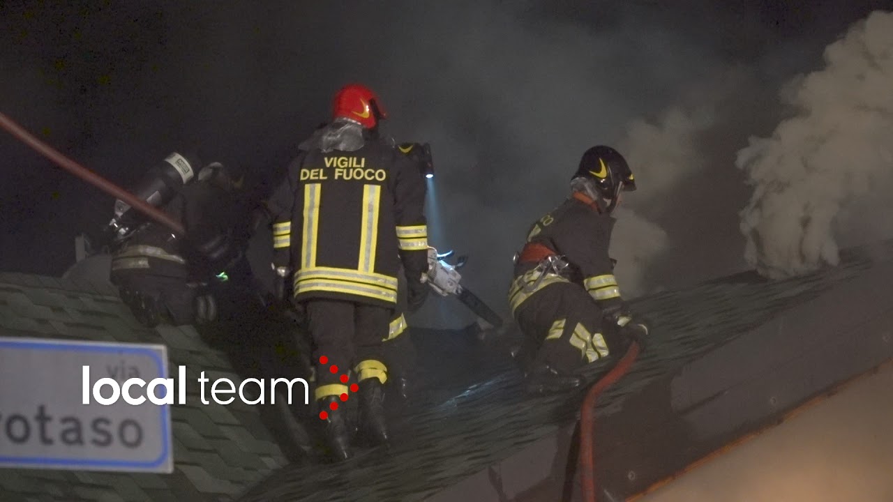 Incendio villetta a Bareggio (Milano): l'intervento dei vigili del fuoco