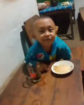 story' wa / anak kecil minum kopi / gggeeeerrrrr / anak kecil lucu.