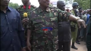 Rais John Pombe Magufuli akipiga stori na dada mfanya usafi bila hata kuhofia haitofutika historia
