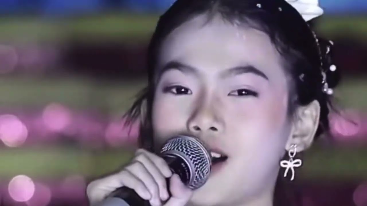 ธิดาลาวแสดงบนเวทีอลังการโชว์ ￼