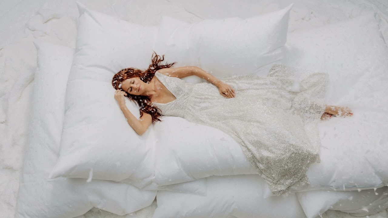 Смотреть «Andrea Berg - Küss mich unterm Mistelzweig (Official Audio)» на YouTube Смотреть «Andrea Berg - Küss mich unterm Mistelzweig (Official Audio)» на YouTube