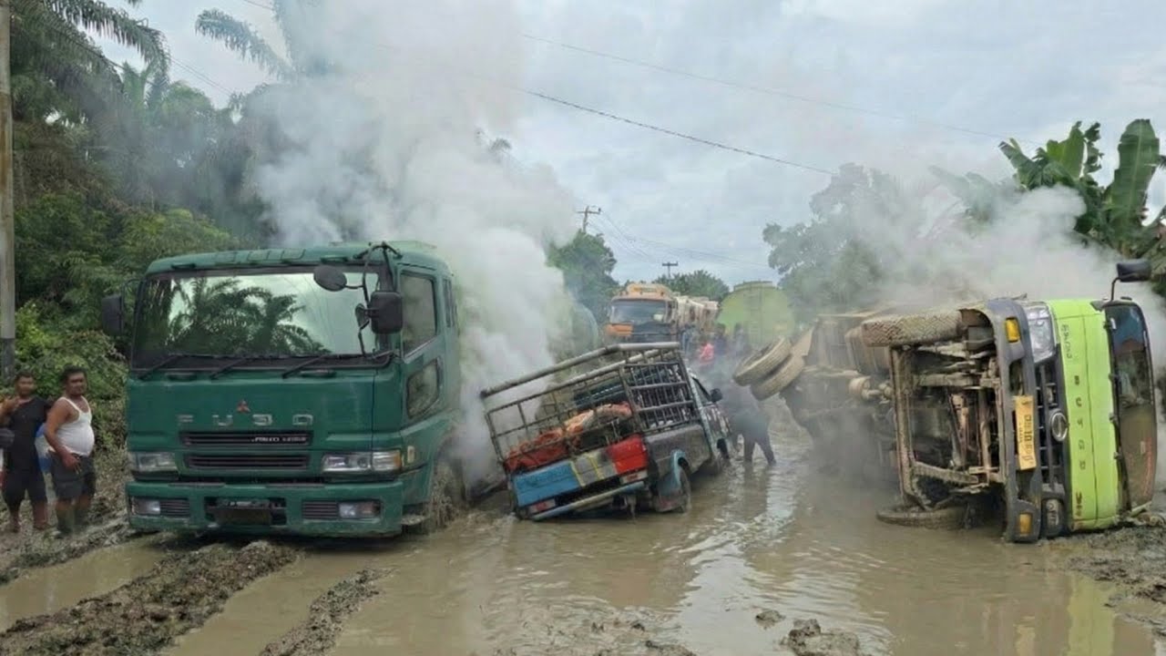 Jalan Yang Mustahil Dilewati || Sopir Paksa Truck Di Kubangan Lumpur Hingga Ban Berasap Tebal