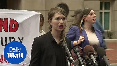 Chelsea Manning speaks to reporters about Wikileaks investigation