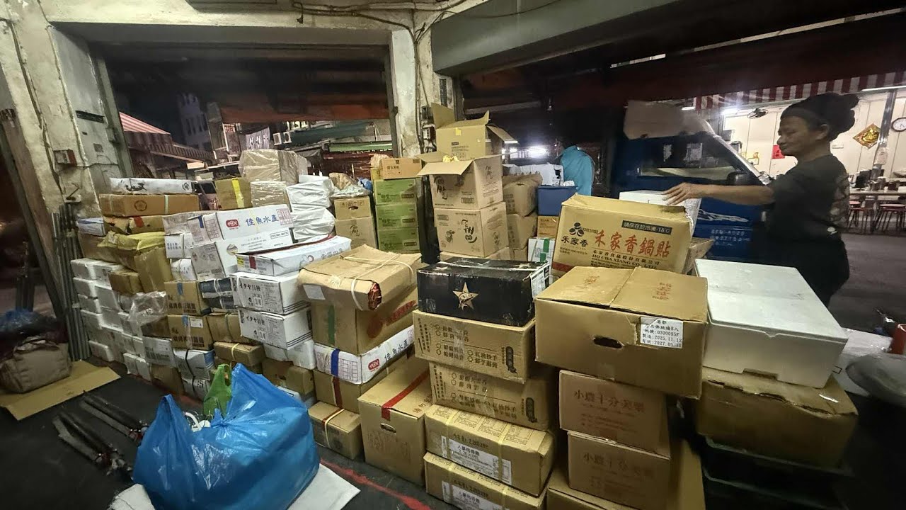 這攤都在破壞行情的 2.3大白蝦三盒賣500元 15箱瞬間剩3箱 新營市場成功街29號 士官長海鮮叫賣 海鮮叫賣 海鮮拍賣 叫賣哥 seafood auction 0118