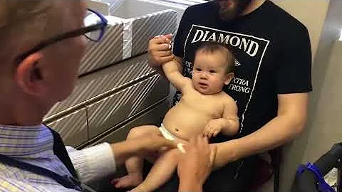 Doctor Distracts Baby From Shots With Goofy Song - 991775