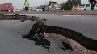 Jalan raya mendap bentuk kawah besar