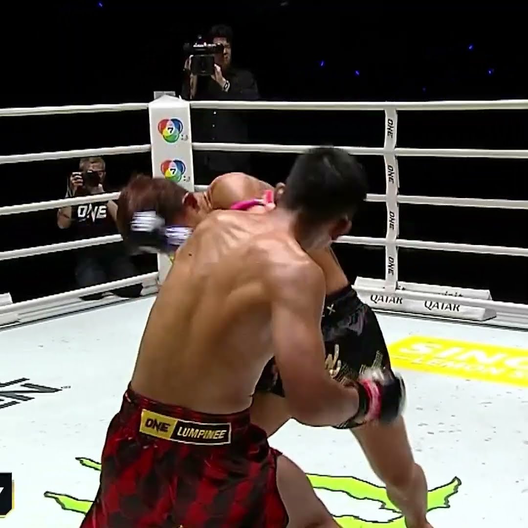 ON POINT ? Kongsuk drops Lamnamoonlek en route to a razor-close split decision win!