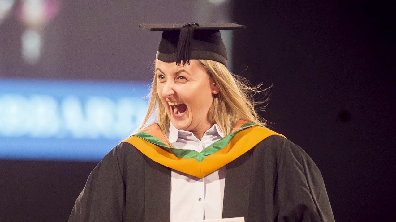 dmu graduation gowns