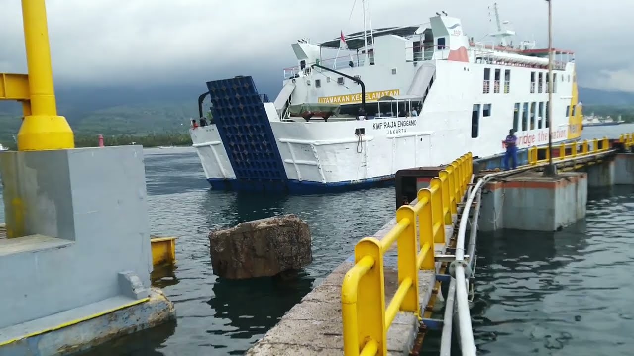 Kmp Raja Enggano | Heavy Rain When Harboring at Port Kayangan | Sunday February 12, 2023 | 03.10 p.m