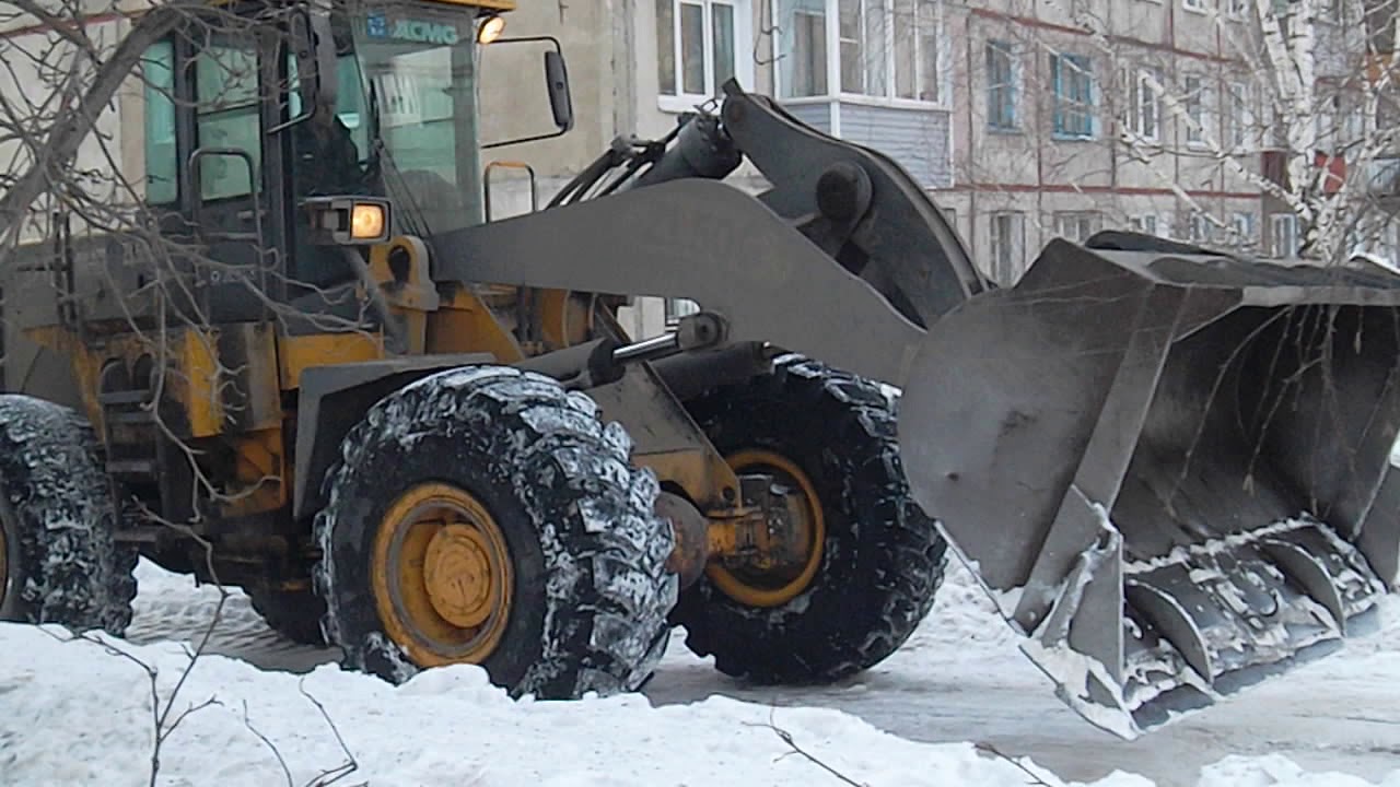 Погрузчик XCMG ZL50G. Работа по уборке снега.