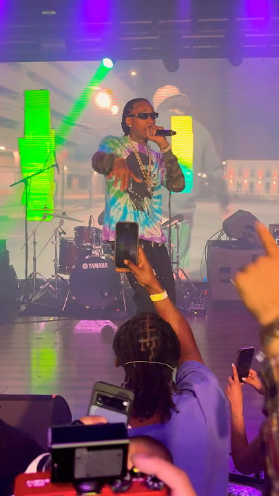 Wiz Khalifa surprises sold out crowd during Curren$ys show in Los Angeles #wizkhalifa #curren$y