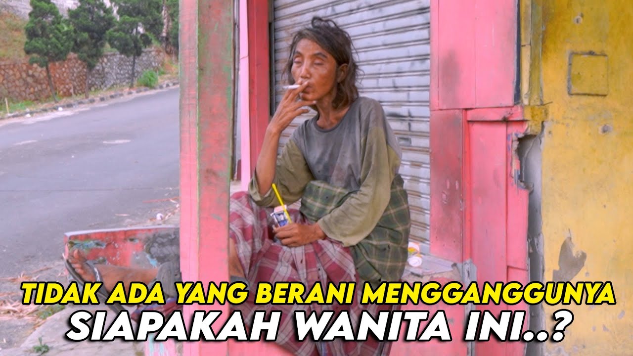 SEPERTI WANITA MALAM DUDUK MEROKOK DAN RAMBUTNYA SUDAH GIMBAL