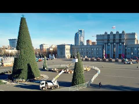 Семь елок, два катка и одна горка на площади Куйбышева