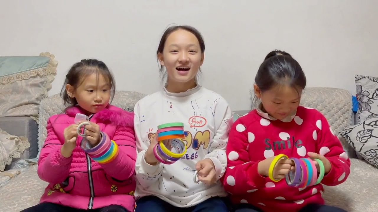 三个女儿一人一套七色胶，粘出来就是治愈的彩虹颜色，一小时能粘多大！vlog日常