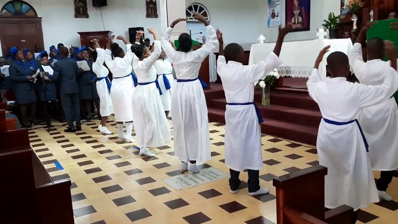 magnificat alleluia magnificat.  magnificat ooo magnificat.Mon âme glorifie le Seigneur.