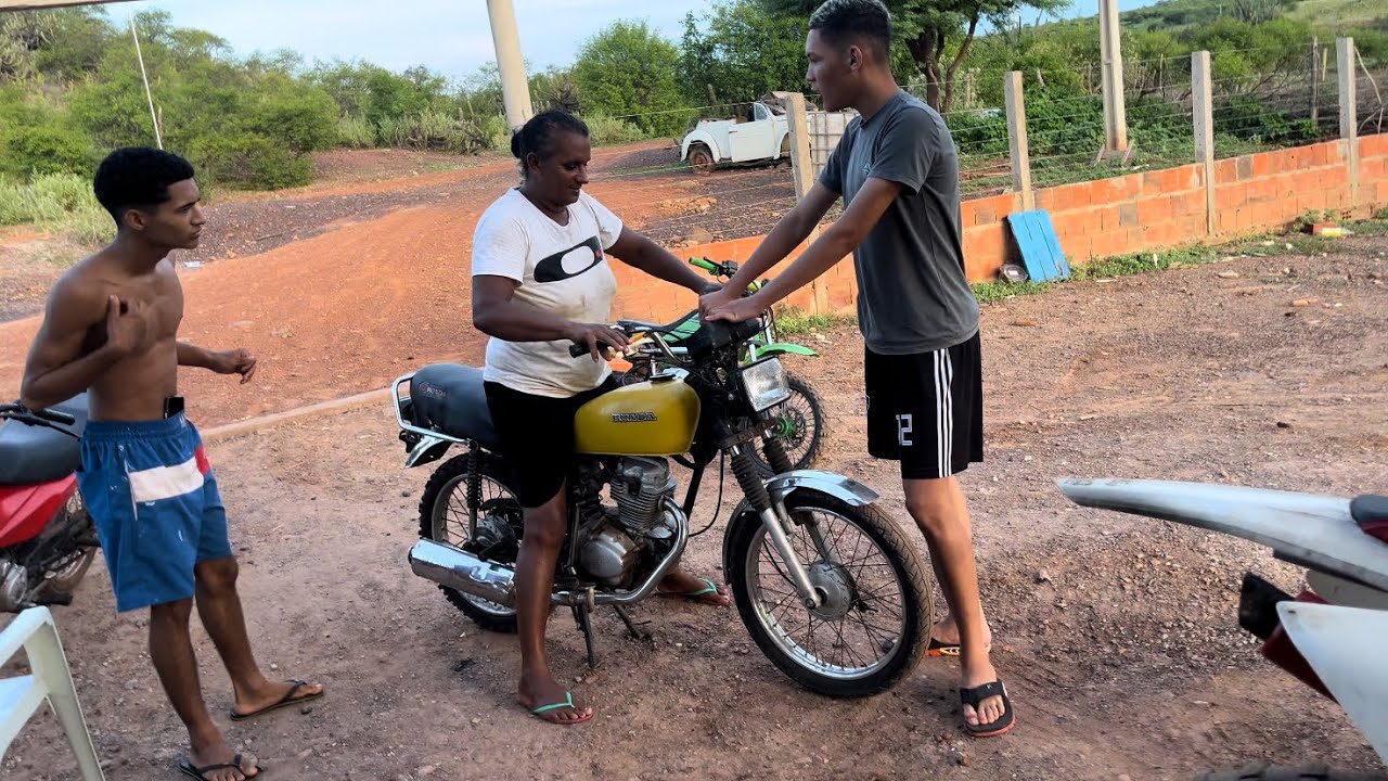MAMÃE ENDOIDOU E COMPROU UMA MOTO ANTIGA PRA FAZER TRILHA