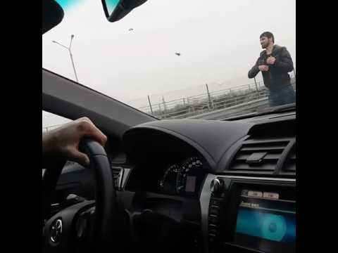 Прыгает на капоте камри