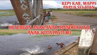 Keseruan Anak-Anak di Papua Mandi Di Kali, Anak Kota Pasti Iri?