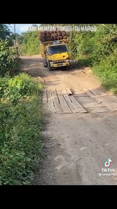 truk sawit lewat jembatan ekstrem#shorts