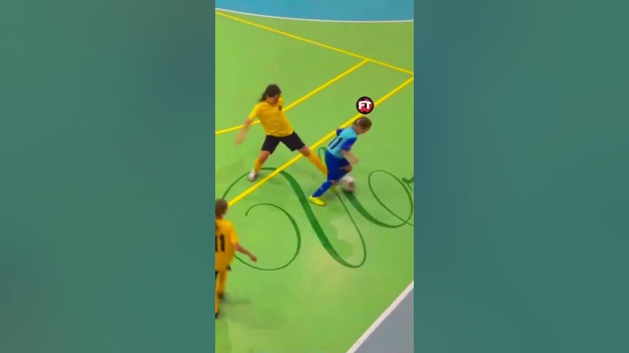Отбор мяча в футболе