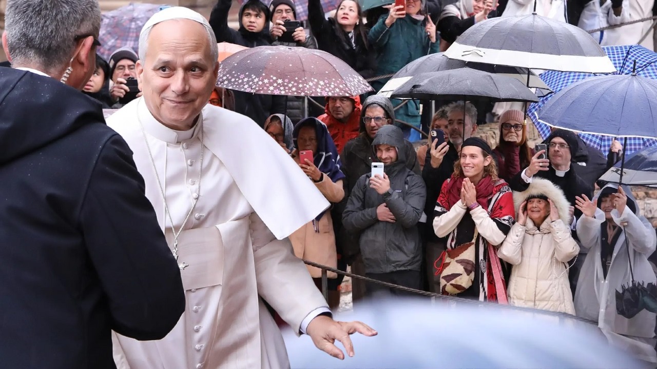 PAPA LEONE sotto la pioggia senza ombrello ⛈️😯