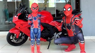 Papai e o Pequeno Homem Aranha encontram uma SUPER MOTO na Garagem