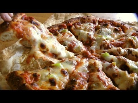 Videó: Hogyan Készítsünk Pizzát Kolbásszal és Gombával