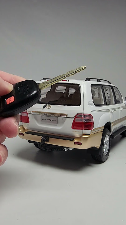 Opening Land Cruiser 100 Trunk with Remote Key #automobile #mini #diecast