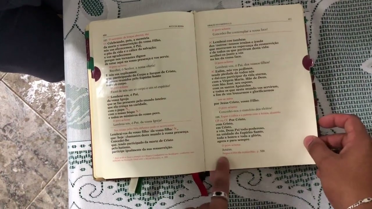 Como servir com o Missal, em quais momentos abrir o Missal na Missa