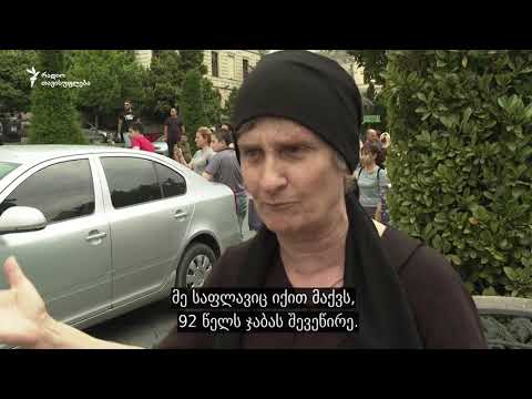 პარლამენტის შენობასთან რუსთავი 2-ს თავს დაესხნენ