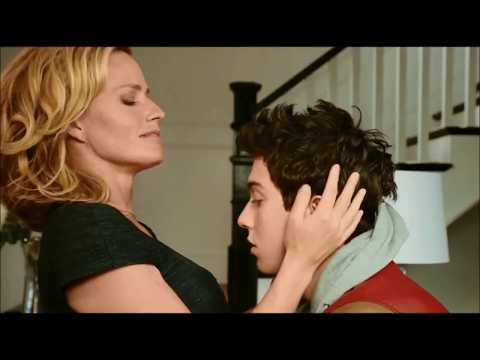 بيدخل فى علاقه مع ام صاحبه الانتيم وتبقى عشيقته وتعلمه ازاى يتعامل ويقضيها مع حبيبته