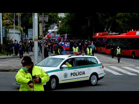 Video: Švajčiarski Futbaloví Fanúšikovia Hádzajú Na Ihrisku Kontrolóry Pri Protestoch Proti športe