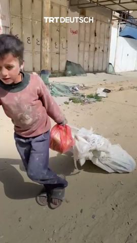 Gaza: Kind schleppt Mehlsack