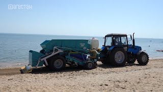 На городском пляже Махачкалы проводится очистка песка