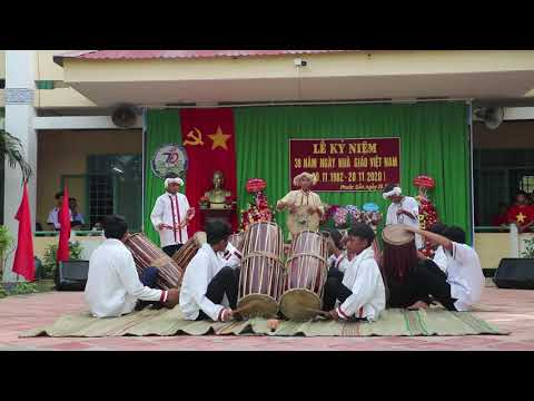 Video Học sinh trường Trương Định biểu diễn nhạc cụ truyền... - YouTube