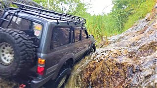 Axial SCX10 II - Toyota Land Cruiser LC80 Rock Crawling one rainy day