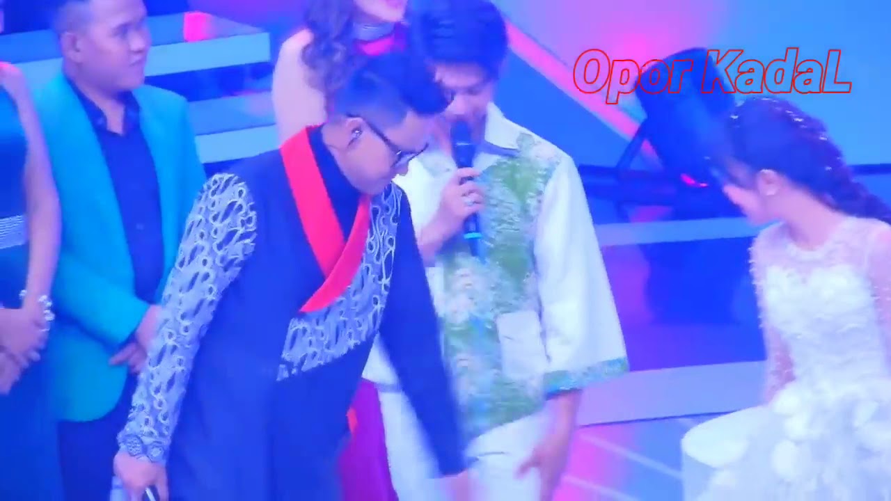 rizki memberikan surprise kepada lesti di lunching album terbarunya 