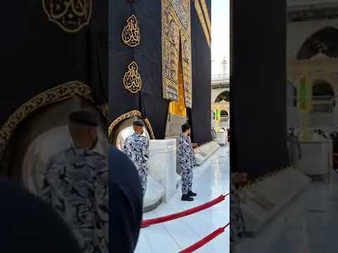 الملتزم باب الكعبه والحجر الأسود يا رب اكتب لنا حج الى بيتك الحرام وانت عنا راض