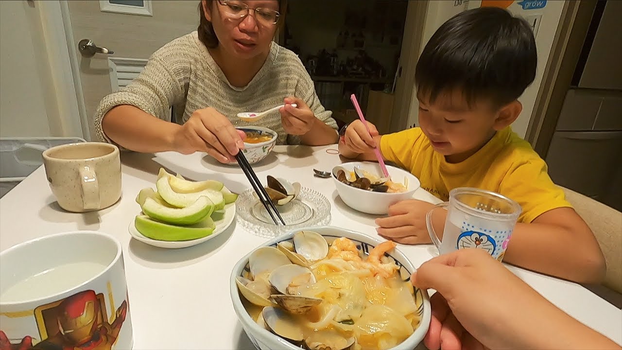 晚餐在家吃愛麵族鍋燒麵加蝦子跟蛤蜊..今天連湯都喝光