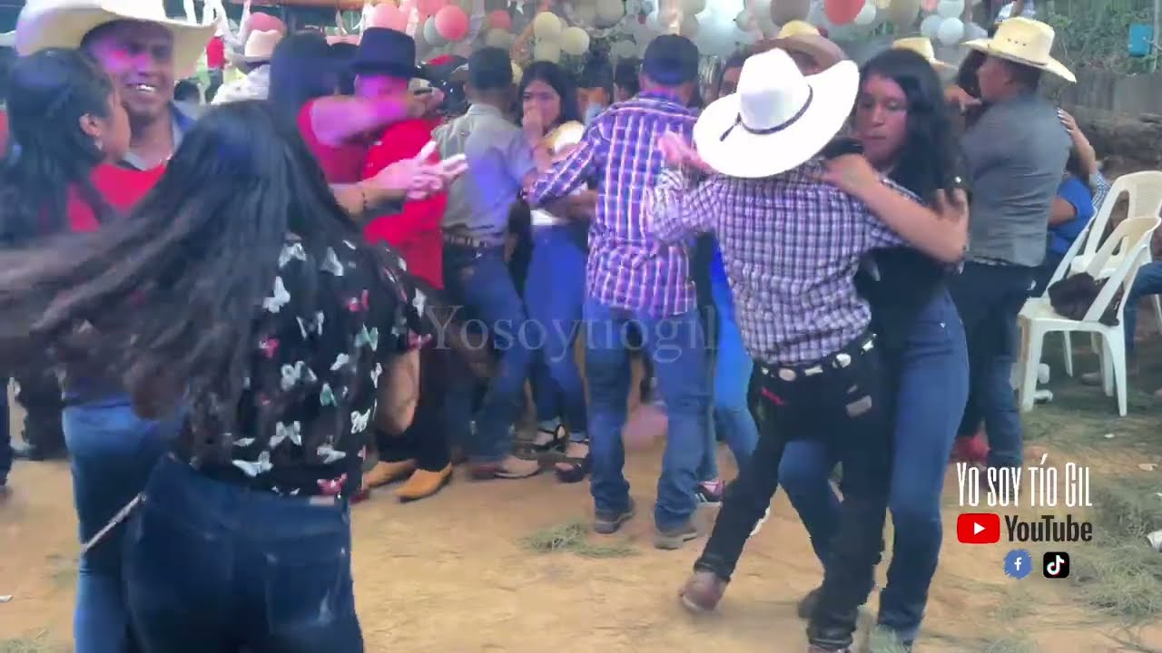 Mira esta muchachita cómo baila a si se baila en tierra blanca una aldea de chiquimula