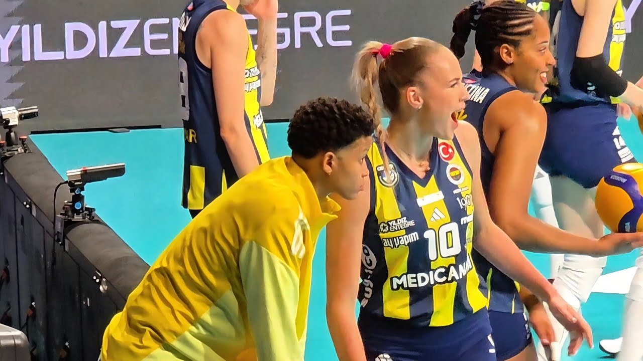Melissa Vargas Fenerbahçe-Aydın Maçında Saha Kenarında💛💙  #volleyball #fenerbahçe #melissavargas 