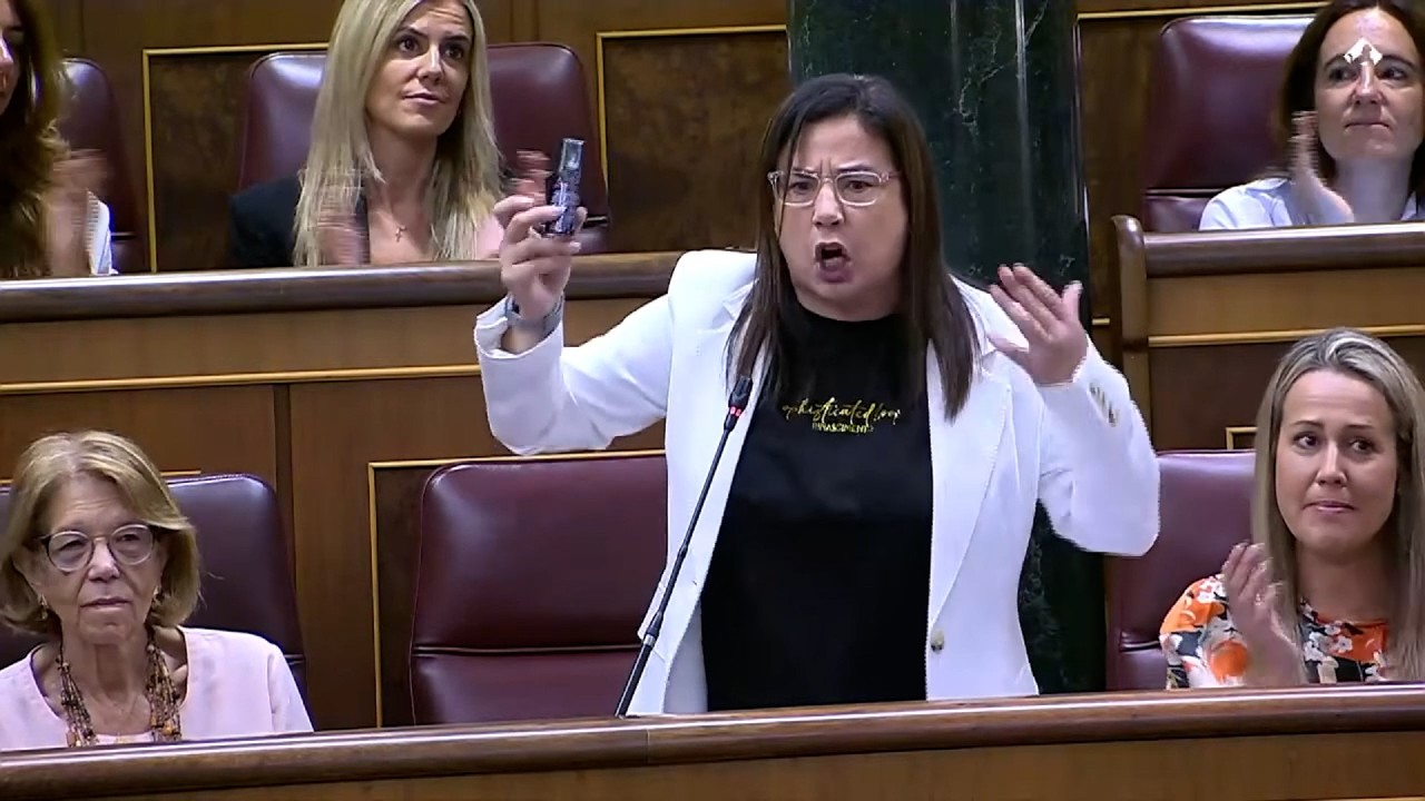 Una diputada del PP, expulsada del Congrés per exhibir gas pebre: "El símbol de les dones ceutís"