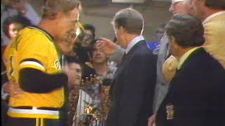 Jimmy Carter hands off World Series trophy to Pirates in 1979
