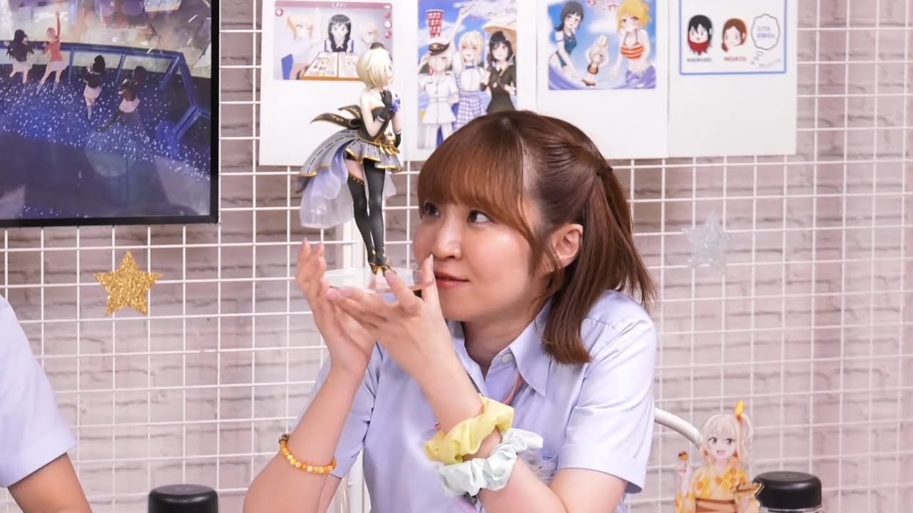 14歳女の子のフィギュアをガン見する村上奈津実さん