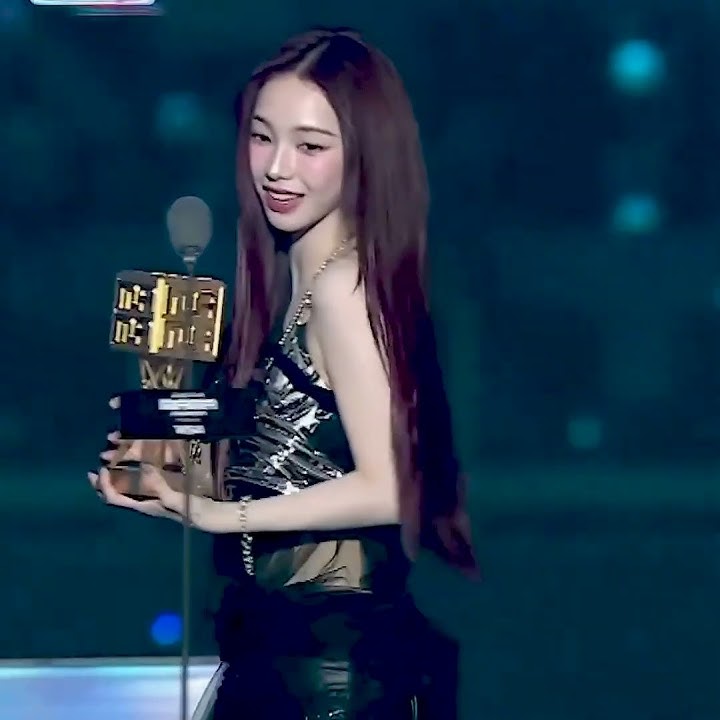 karina was so focused on getting the daesang, she missed the mic😭#mama2024 #aespa #kpop