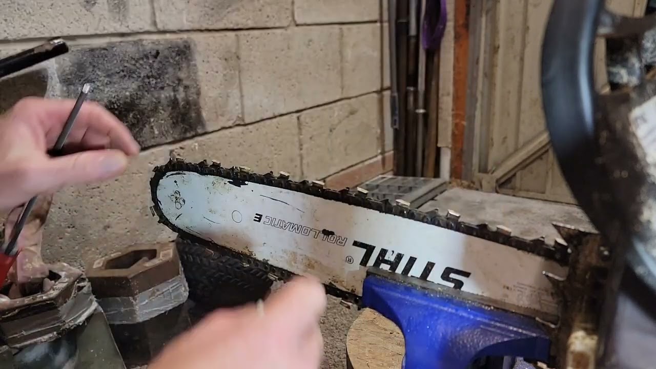 Sharpening the chainsaw chain with a hand file. 15 inch for the ms261
