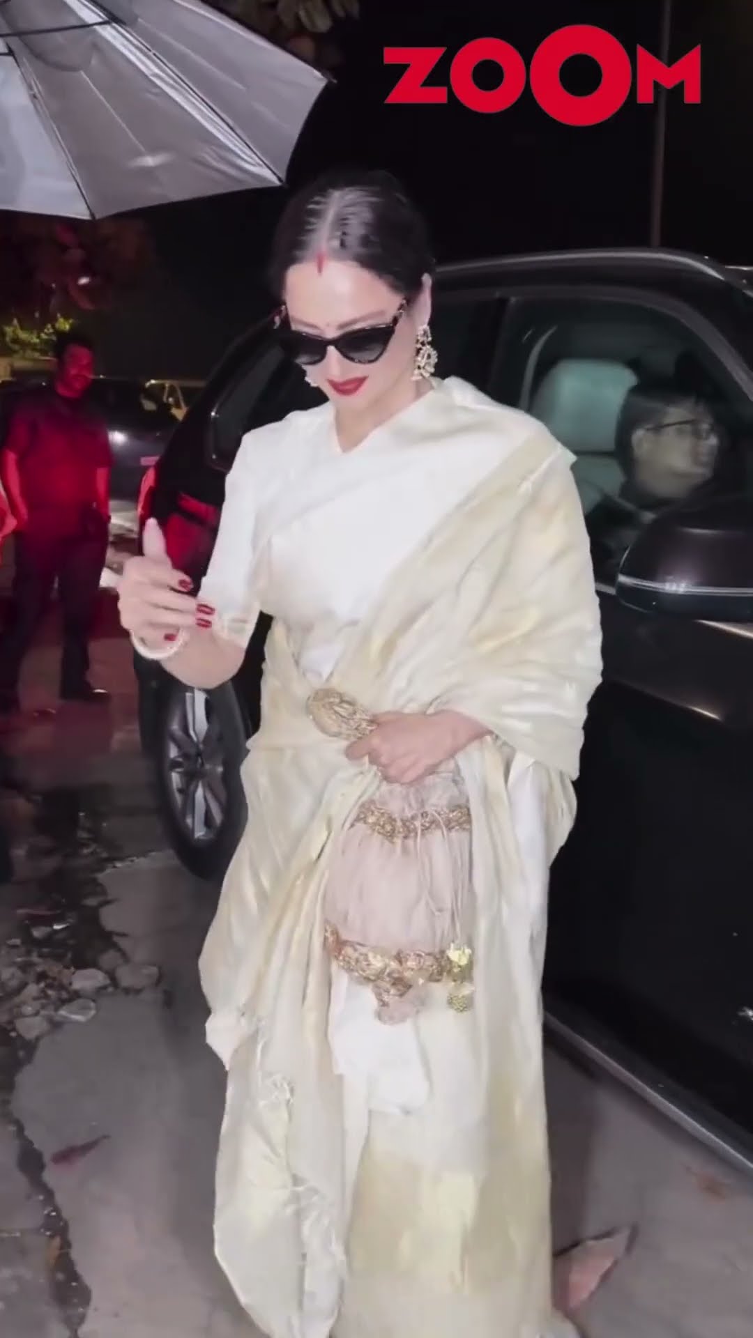 Rekha feels UNCOMFORTABLE as paps spot her outside her residence ? #shorts #rekha #spotted